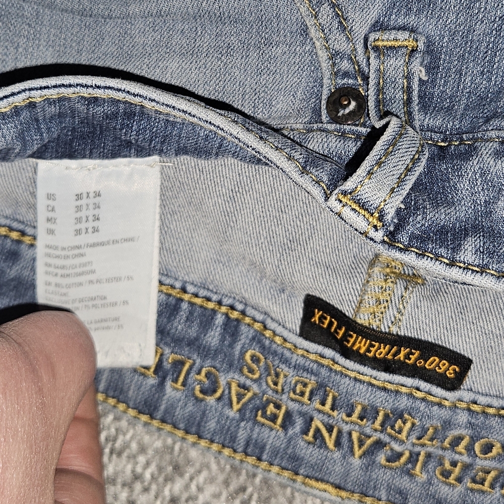 4/$20 American Eagle Outfitters Light Blue Straight Leg Jeans - Picture 3 of 9